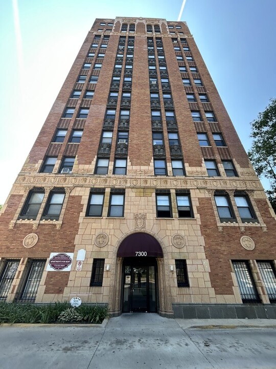 7300 S South Shore Dr in Chicago, IL - Building Photo