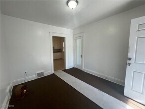 843 Rondel Rd in Cleveland, OH - Building Photo - Building Photo