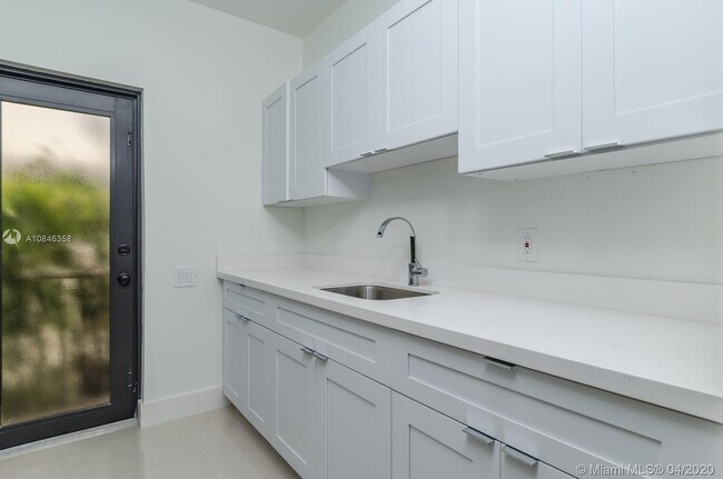 1765 Normandy Dr-Unit -3 in Miami Beach, FL - Foto de edificio - Building Photo