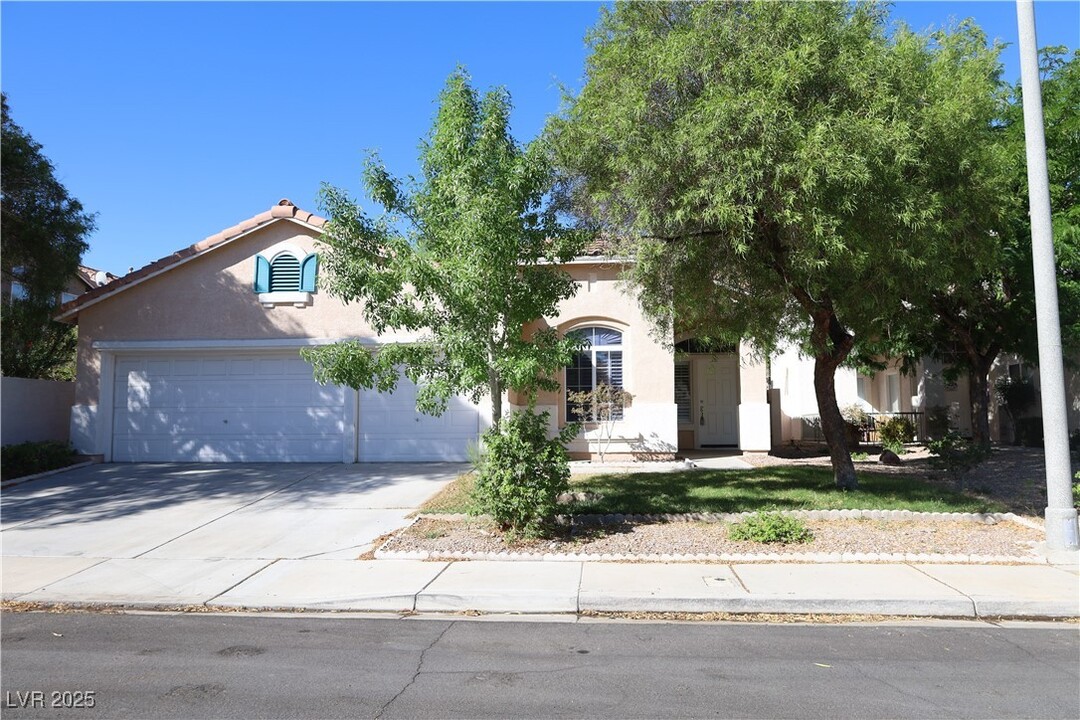 1885 Eagle Flight Ln in Henderson, NV - Building Photo