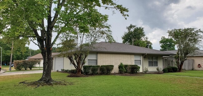 4805 Lawndale Ave in West Orange, TX - Foto de edificio - Building Photo