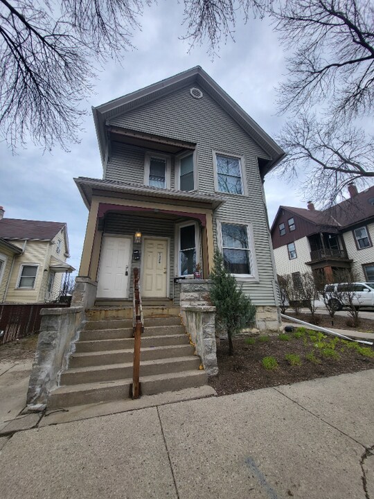 1326 S 9th St in Milwaukee, WI - Building Photo