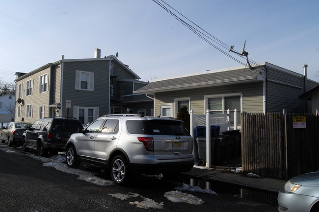 139 Broad St in Keyport, NJ - Foto de edificio - Building Photo