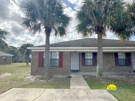 8471 Barrancas St in Navarre, FL - Building Photo