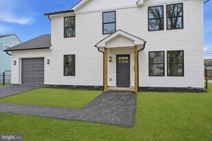 84 Ice Pond Rd in Levittown, PA - Building Photo