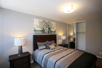 Woodland House Apartments in Woodland Hills, CA - Building Photo - Interior Photo