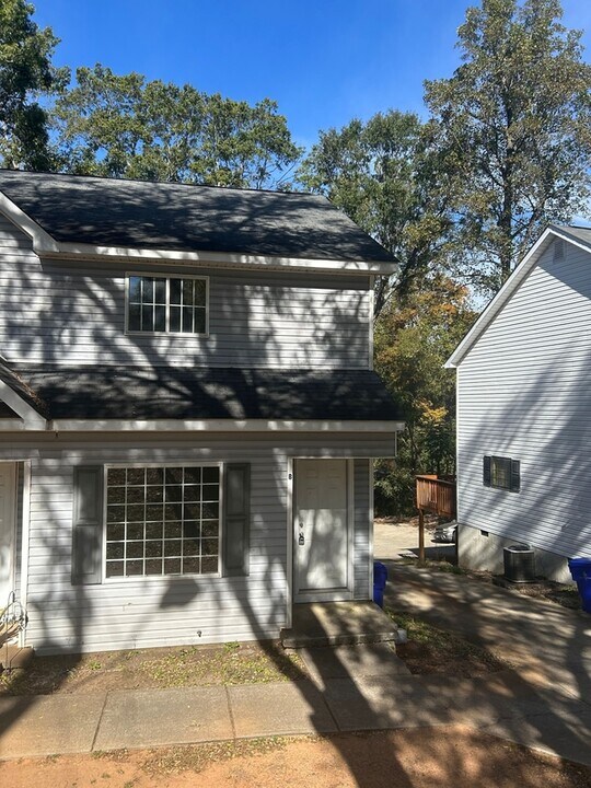 21B 1st St in Greenville, SC - Building Photo