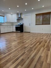 5742 Woodman Ave, Unit #2 in Van Nuys, CA - Foto de edificio - Building Photo
