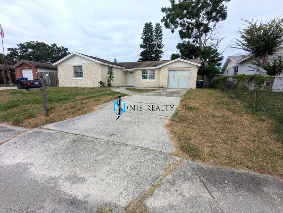 8653 Spanish Moss Dr in Port Richey, FL - Building Photo