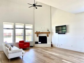 1865 Leo Dr in Van Alstyne, TX - Foto de edificio - Building Photo