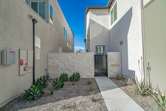 27081 Amber Sky Wy in Valencia, CA - Foto de edificio - Building Photo