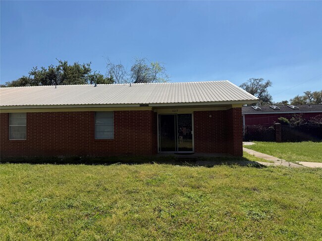 1905 10th St in Hempstead, TX - Building Photo - Building Photo