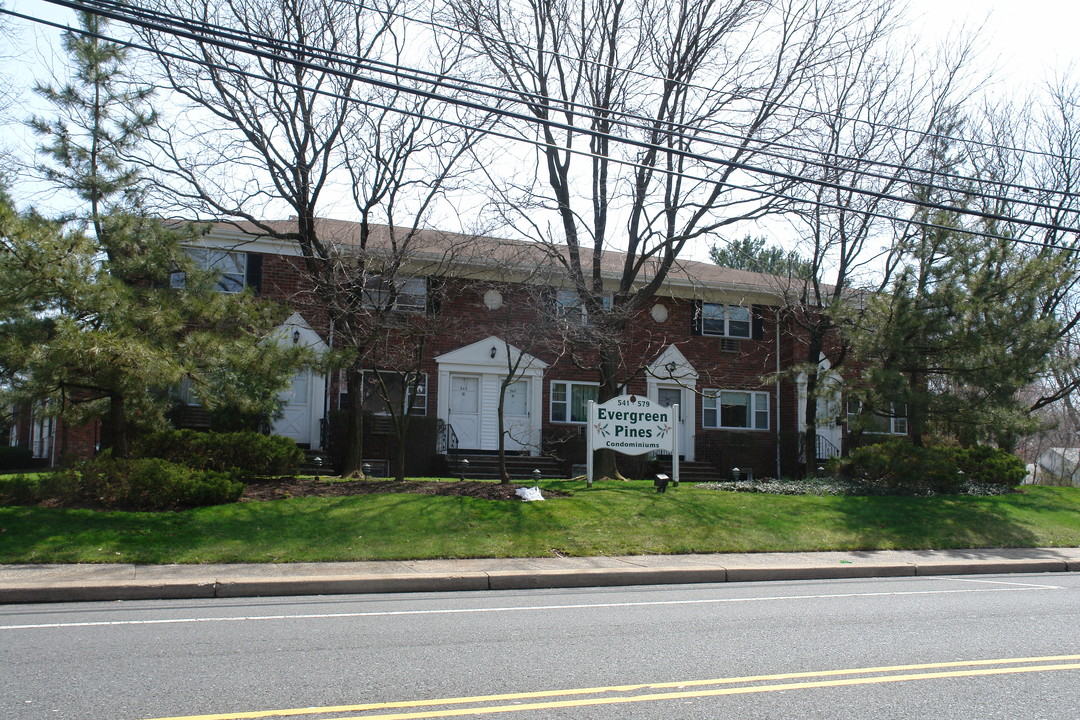 Evergreen Pines in Springfield, NJ - Foto de edificio