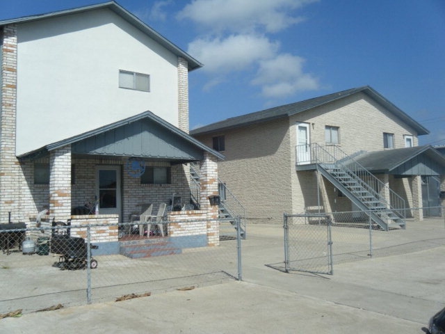 402 S Iowa Ave in Weslaco, TX - Building Photo