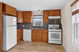 256 Royal Ave in Mineola, NY - Building Photo