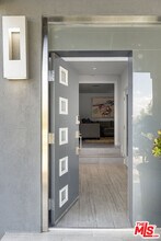 7346 Pacific View Dr in Los Angeles, CA - Foto de edificio - Building Photo