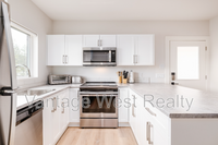 1912 Northern Flicker Ct in Kelowna, BC - Building Photo - Building Photo