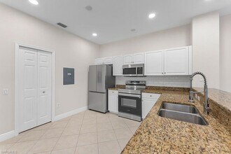 10041 Heather Ln, Unit 304 in Naples, FL - Building Photo - Building Photo