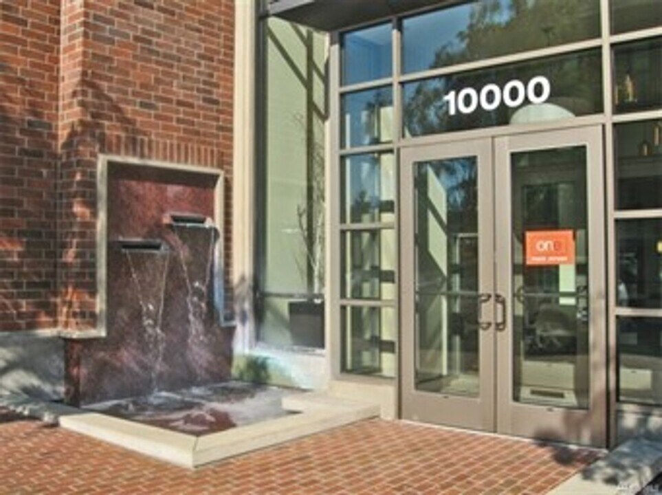 10000 Main St in Bellevue, WA - Building Photo