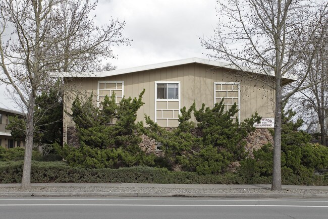 2454 Old Sonoma Rd in Napa, CA - Foto de edificio - Building Photo