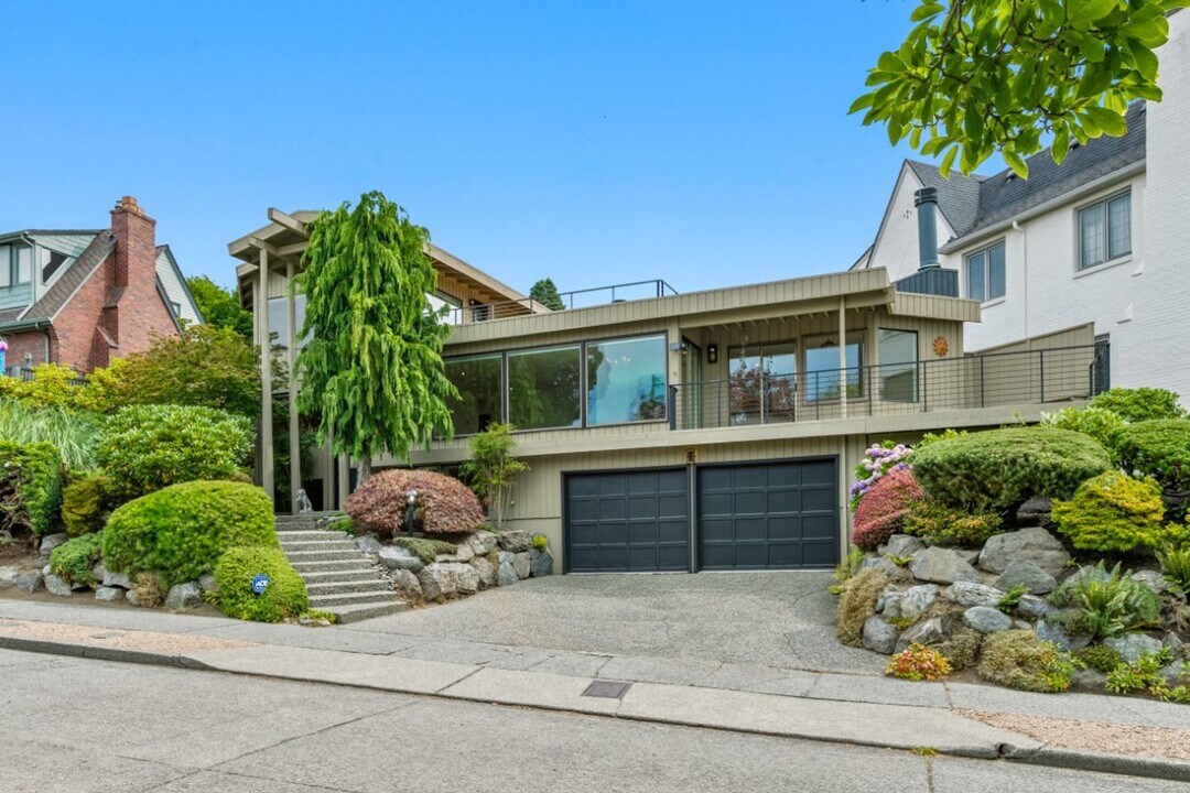 2558 Constance Dr W in Seattle, WA - Building Photo