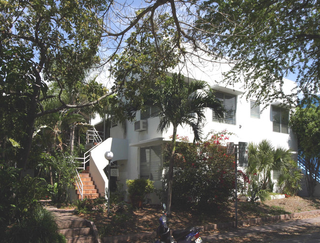 2425 Flamingo Pl in Miami Beach, FL - Building Photo - Building Photo