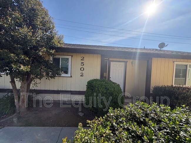 2500-2504 W Chestnut Ct in Visalia, CA - Foto de edificio - Building Photo