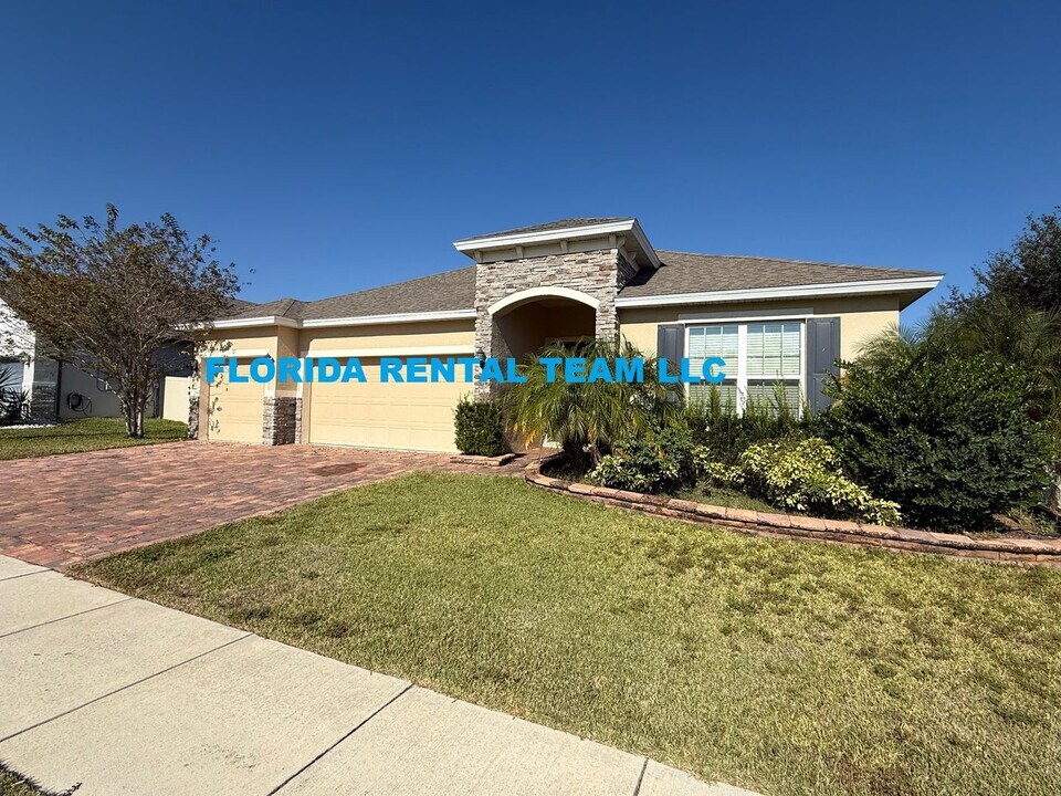 201 Messina Pl in Howey In The Hills, FL - Building Photo