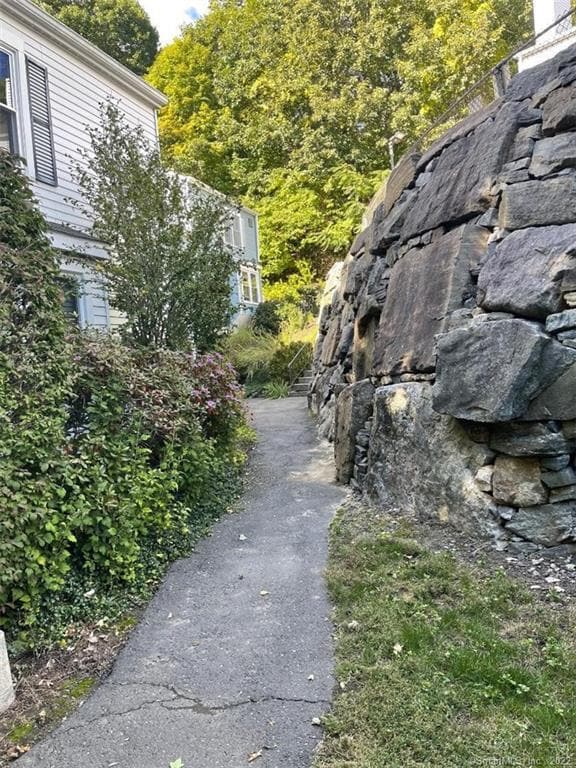 55 Mill Plain Rd in Danbury, CT - Building Photo - Building Photo