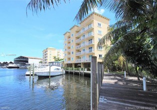 2415 NW 16th St Rd in Miami, FL - Building Photo - Building Photo