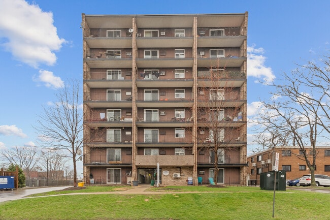 Sandilands Tower in Windsor, ON - Building Photo - Building Photo