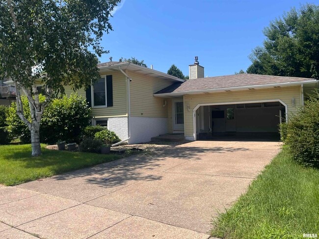 3840 Wakonda Dr in Bettendorf, IA - Building Photo - Building Photo