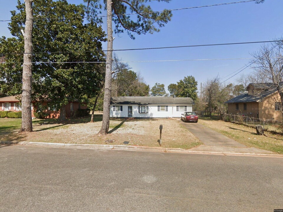 222 Lawn St in Fort Valley, GA - Building Photo