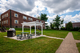 Jenkintown Gardens Apartments in Jenkintown, PA - Foto de edificio - Building Photo