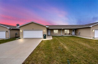 5482 Summerland Drive in Waterloo, IA - Building Photo