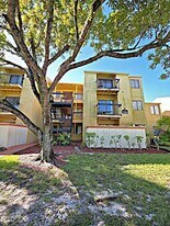 2885 Winkler Ave in Ft. Myers, FL - Building Photo