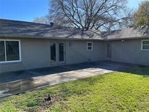 1442 Circle Dr in Sealy, TX - Building Photo - Building Photo