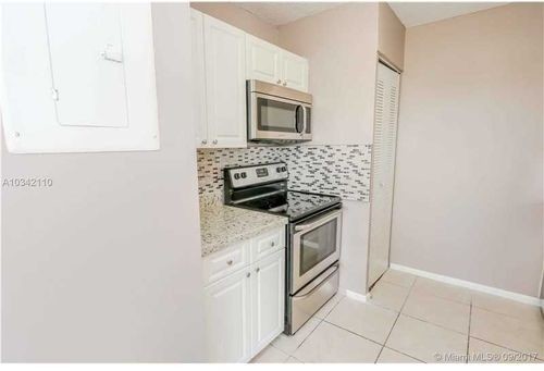 8734 SW 3rd St-Unit -2A in Pembroke Pines, FL - Foto de edificio