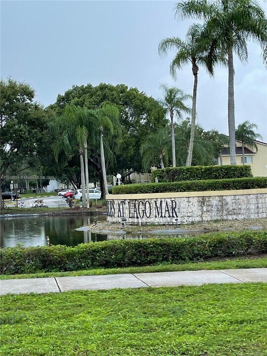 12400 Vista Isles Dr in Plantation, FL - Building Photo