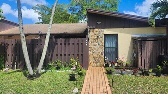 532 Briarwood Cir, Unit 248 in Hollywood, FL - Building Photo