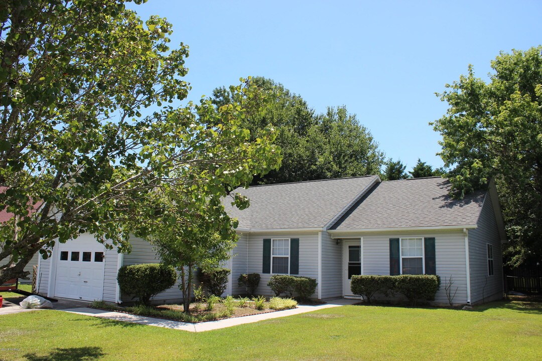 830 S Dogwood Ln in Swansboro, NC - Building Photo