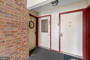 424 Meadowview Ln in Mont Clare, PA - Building Photo