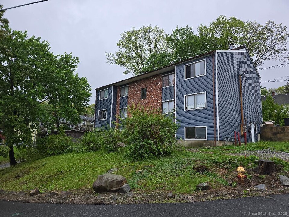 44 Armand Dr in Waterbury, CT - Building Photo