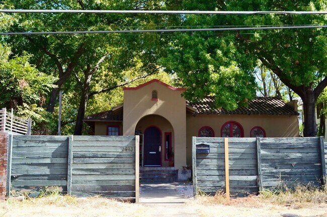 2813 Salado St in Austin, TX - Foto de edificio - Building Photo