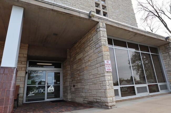 (55 & Older) - Windsor Park Apartments in Dubuque, IA - Building Photo - Building Photo