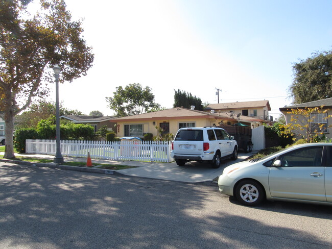 747 N Philadelphia St in Anaheim, CA - Building Photo - Building Photo