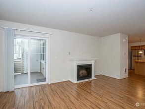 13405 97th Ave E in Puyallup, WA - Foto de edificio - Building Photo