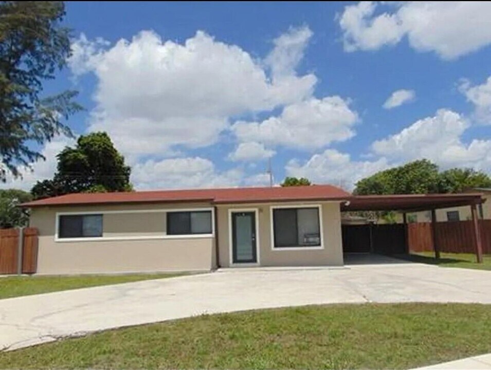 15700 NW 39th Pl in Opa Locka, FL - Building Photo