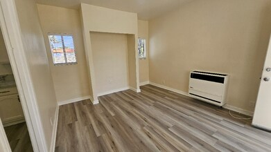 342 1/2 Douglas St in Los Angeles, CA - Building Photo - Building Photo