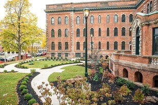 300 Alexander St in Rochester, NY - Building Photo
